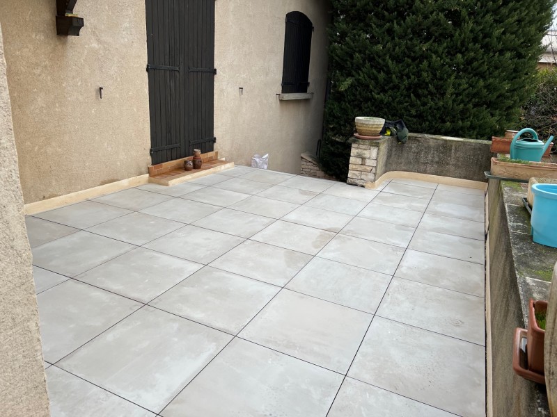 Pose de dalles sur plots sur terrasse accessible à Manosque près de st Auban et château Arnoux dans le 04